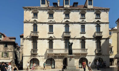 Knjizara Skolske knjige u prizemlju palace Milesi