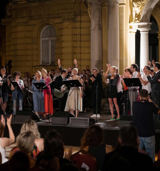 Forevergreen | Koncert ispred kazališta