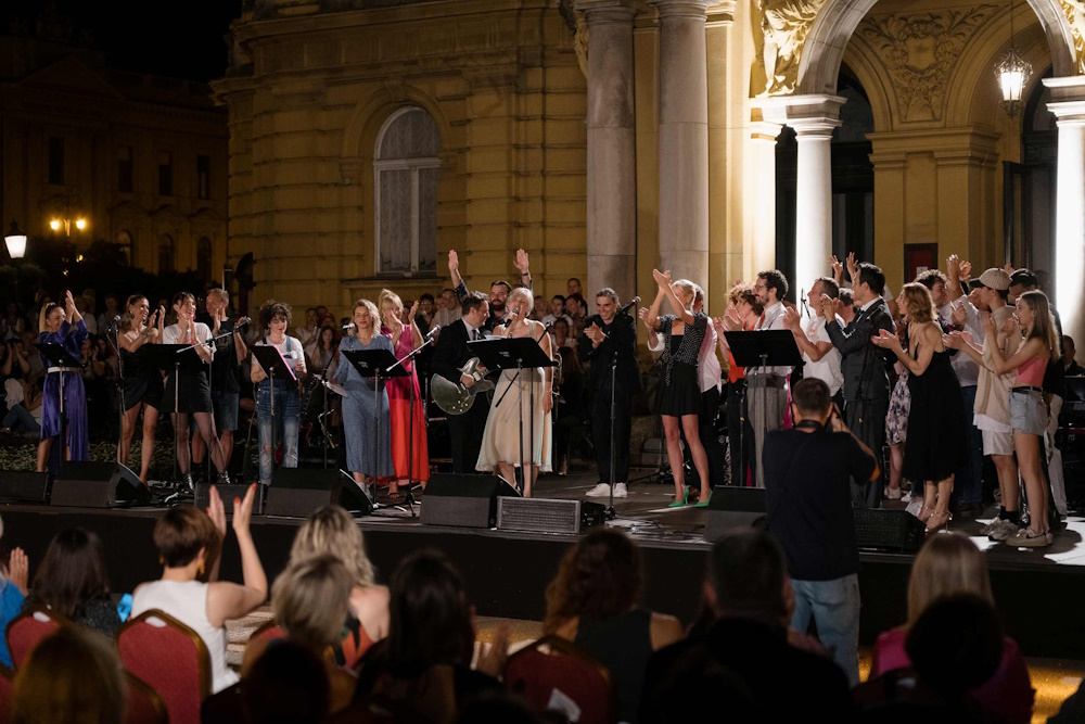 Forevergreen | Koncert ispred kazališta