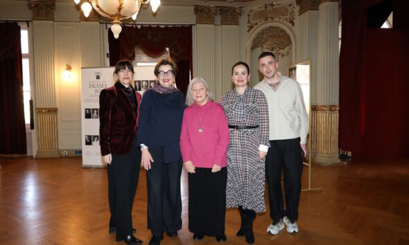 Viša kustosica Muzeja grada Zagreba i voditeljica Kazališne zbirke Marina Perica Krapljanov, autorica koncepta izložbe dr. sc. Snježana Banović, glumica, kazališna redateljica i pedagog