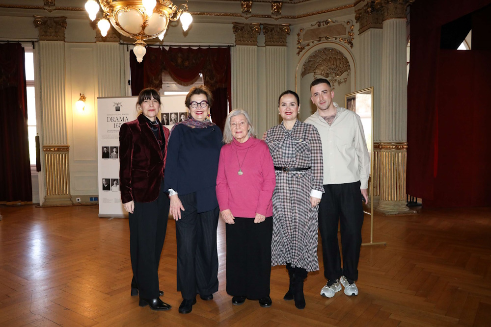 Viša kustosica Muzeja grada Zagreba i voditeljica Kazališne zbirke Marina Perica Krapljanov, autorica koncepta izložbe dr. sc. Snježana Banović, glumica, kazališna redateljica i pedagog