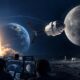 Ilustracija aktualne faze NASA-inog Artemis programa s Orionom, SLS-om, Zemljom i Mjesecom.