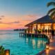 Ilustracija turističke ceremonije na Maldivima uz tropski resort i lagunu.