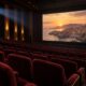 Filmsko platno u kinu s redovima crvenih sjedala i prigušenim svjetlom