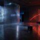 Suvremena galerijska instalacija s neonskim svjetlom i zvučnim elementima