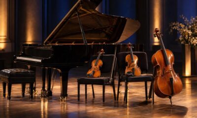 Klavir, violina, viola i violončelo na osvijetljenoj pozornici komornog koncerta