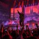 Koncertna ilustracija hip-hop izvođača na pozornici Arene Zagreb.