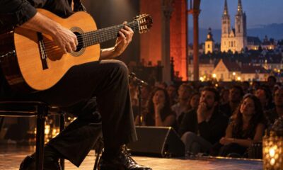Akustični gitarist na intimnoj koncertnoj pozornici.