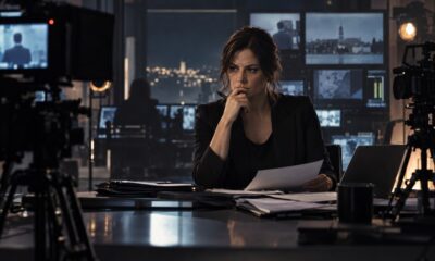 Filmska scena televizijskog novinara pod pritiskom javnosti