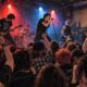 Punk rock bend nastupa pred publikom u klubu