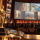 Filmska nagrada i projekcijsko platno u atmosferi sezone filmskih nagrada