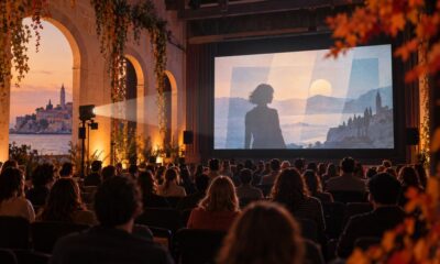 Filmski festival s publikom, projekcijskim platnom i festivalskom atmosferom