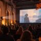 Filmski festival s publikom, projekcijskim platnom i festivalskom atmosferom