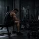 Filmska scena mračne teretane i bodybuildera