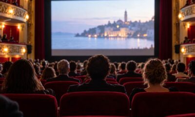 Publika u kinu okrenuta prema velikom platnu tijekom filmskog festivala