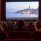 Publika u kinu okrenuta prema velikom platnu tijekom filmskog festivala